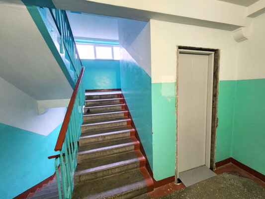 Продам двухкомнатную (2-комн.) квартиру, Молодежный проезд, 4, Мурманск г