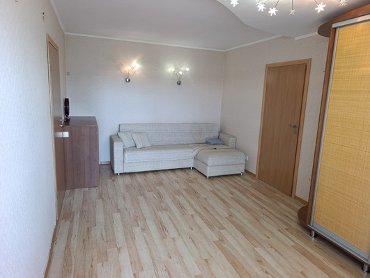 Продам двухкомнатную (2-комн.) квартиру, Первомайская ул, 10А, Симферополь г