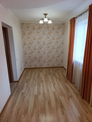 Продам двухкомнатную (2-комн.) квартиру, Первомайская ул, 10А, Симферополь г