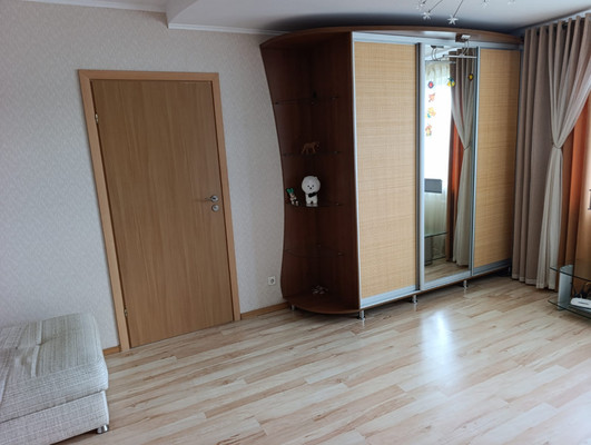 Продам двухкомнатную (2-комн.) квартиру, Первомайская ул, 10А, Симферополь г