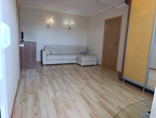 Продам двухкомнатную (2-комн.) квартиру, Первомайская ул, 10А, Симферополь г