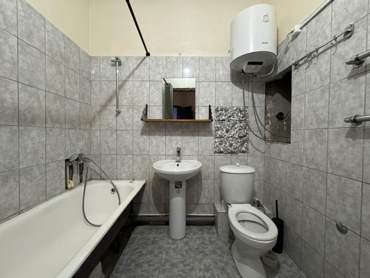 Продам трехкомнатную (3-комн.) квартиру, Дмитровская ул, 20, Базарово д