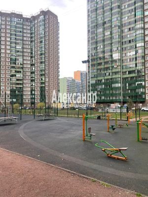 Продам двухкомнатную (2-комн.) квартиру, Петровский б-р, 11к1, Мурино п