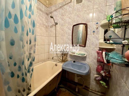 Продам комнату в 5-комн. квартире, Матроса Железняка ул, 3, Санкт-Петербург г