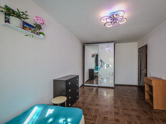 Продам двухкомнатную (2-комн.) квартиру, 1 мкр, 12, Красноперекопск г