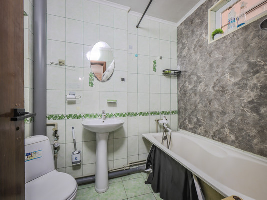 Продам двухкомнатную (2-комн.) квартиру, 1 мкр, 12, Красноперекопск г