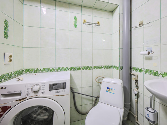 Продам двухкомнатную (2-комн.) квартиру, 1 мкр, 12, Красноперекопск г