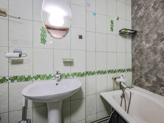 Продам двухкомнатную (2-комн.) квартиру, 1 мкр, 12, Красноперекопск г