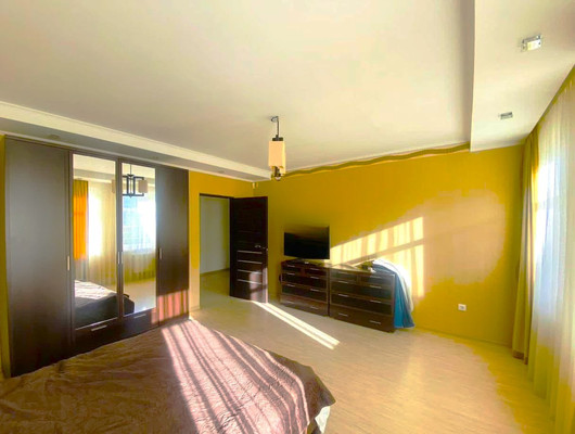 Продам трехкомнатную (3-комн.) квартиру, Красная ул, 298, Калининград г