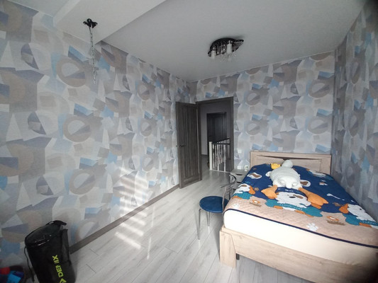 Продам трехкомнатную (3-комн.) квартиру, Парковая ул, 12к1, Белоглинка с