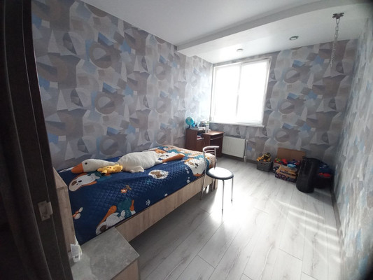 Продам трехкомнатную (3-комн.) квартиру, Парковая ул, 12к1, Белоглинка с