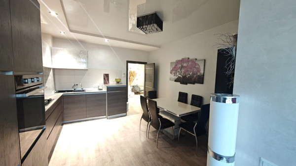 Продам трехкомнатную (3-комн.) квартиру, Победы пр-кт, 211е, Симферополь г