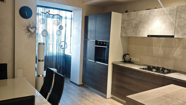 Продам трехкомнатную (3-комн.) квартиру, Победы пр-кт, 211е, Симферополь г