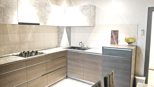 Продам трехкомнатную (3-комн.) квартиру, Победы пр-кт, 211е, Симферополь г