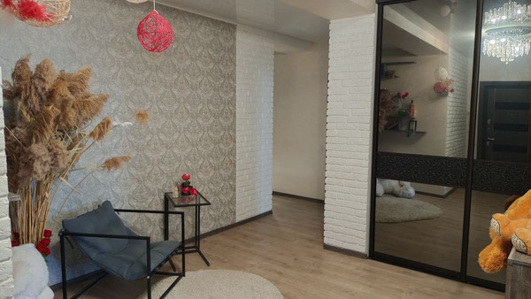 Продам трехкомнатную (3-комн.) квартиру, Победы пр-кт, 211е, Симферополь г