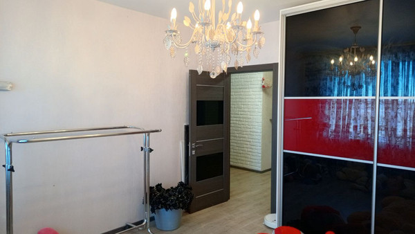 Продам трехкомнатную (3-комн.) квартиру, Победы пр-кт, 211е, Симферополь г