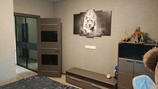 Продам трехкомнатную (3-комн.) квартиру, Победы пр-кт, 211е, Симферополь г