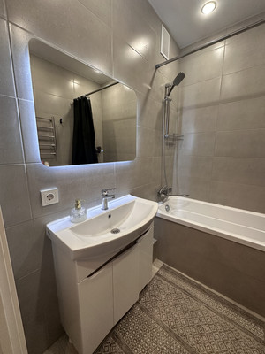 Продам трехкомнатную (3-комн.) квартиру, Кременчугская ул, 7к2, Москва г