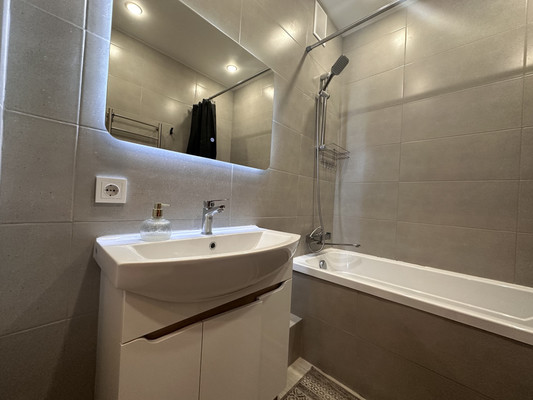 Продам трехкомнатную (3-комн.) квартиру, Кременчугская ул, 7к2, Москва г