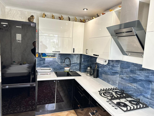 Продам трехкомнатную (3-комн.) квартиру, Гагарина ул, 13, Парковый п