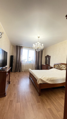 Продам трехкомнатную (3-комн.) квартиру, Парковая ул, 20к2, Санкт-Петербург г