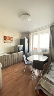 Продам трехкомнатную (3-комн.) квартиру, Парковая ул, 20к2, Санкт-Петербург г