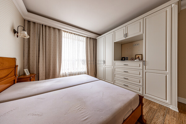 Продам трехкомнатную (3-комн.) квартиру, Кастанаевская ул, 24, Москва г