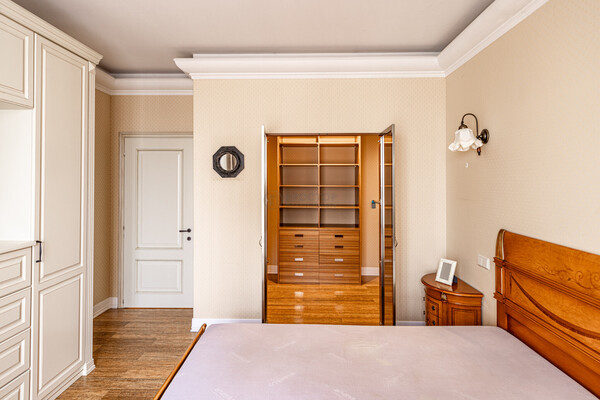 Продам трехкомнатную (3-комн.) квартиру, Кастанаевская ул, 24, Москва г