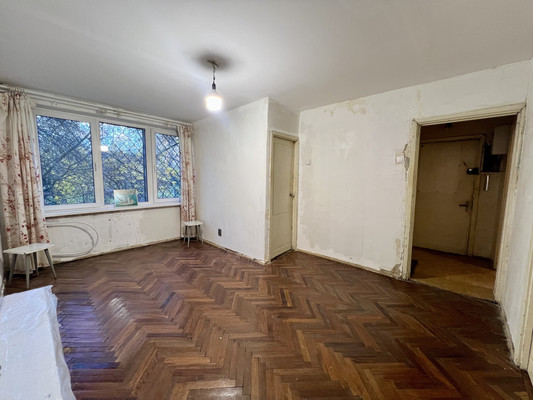 Продам трехкомнатную (3-комн.) квартиру, Трамвайный пр-кт, 21к3, Санкт-Петербург г