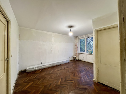 Продам трехкомнатную (3-комн.) квартиру, Трамвайный пр-кт, 21к3, Санкт-Петербург г