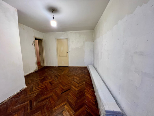 Продам трехкомнатную (3-комн.) квартиру, Трамвайный пр-кт, 21к3, Санкт-Петербург г