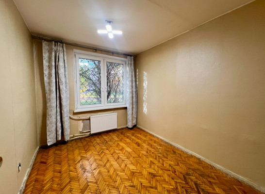 Продам трехкомнатную (3-комн.) квартиру, Трамвайный пр-кт, 21к3, Санкт-Петербург г