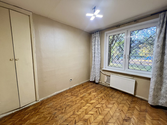 Продам трехкомнатную (3-комн.) квартиру, Трамвайный пр-кт, 21к3, Санкт-Петербург г