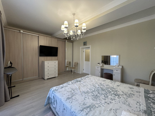 Продам трехкомнатную (3-комн.) квартиру, Московская ул, 33А, Ялта г