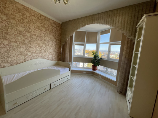 Продам трехкомнатную (3-комн.) квартиру, Камская ул, 37, Симферополь г