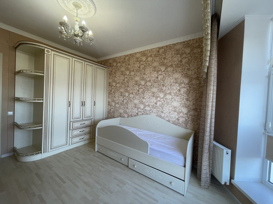 Продам трехкомнатную (3-комн.) квартиру, Камская ул, 37, Симферополь г