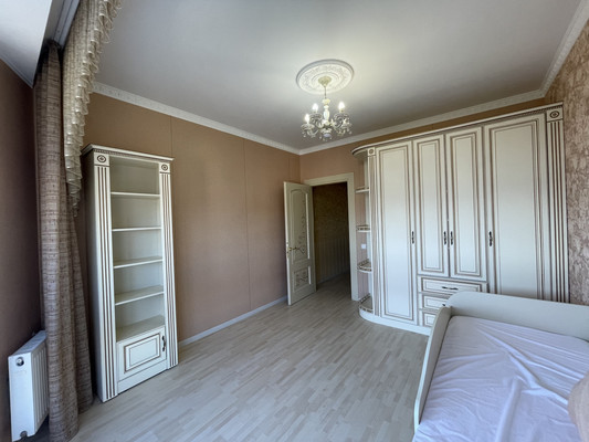 Продам трехкомнатную (3-комн.) квартиру, Камская ул, 37, Симферополь г