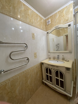 Продам трехкомнатную (3-комн.) квартиру, Камская ул, 37, Симферополь г