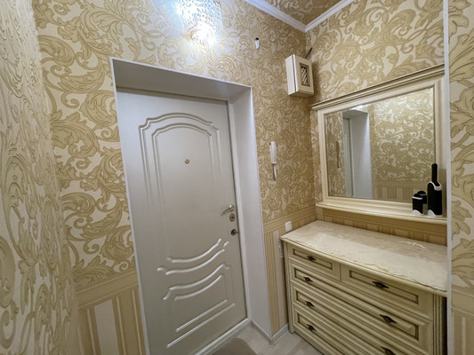 Продам трехкомнатную (3-комн.) квартиру, Камская ул, 37, Симферополь г