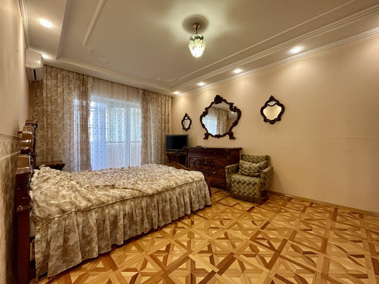 Продам двухкомнатную (2-комн.) квартиру, Исаева ул, 4, Новороссийск г