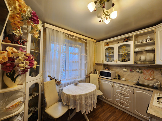 Продам трехкомнатную (3-комн.) квартиру, Авиатриссы Зверевой ул, 1/8, Гатчина г