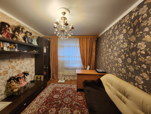 Продам трехкомнатную (3-комн.) квартиру, Авиатриссы Зверевой ул, 1/8, Гатчина г