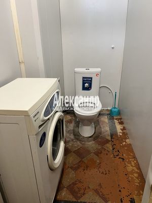 Продам комнату в 8-комн. квартире, 12-я В.О. линия, 15, Санкт-Петербург г