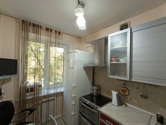 Продам трехкомнатную (3-комн.) квартиру, Артюхиной ул, 11, Москва г