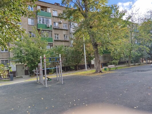 Продам трехкомнатную (3-комн.) квартиру, Артюхиной ул, 11, Москва г