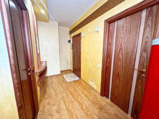 Продам трехкомнатную (3-комн.) квартиру, Мира пр-кт, 30, Комсомольск-на-Амуре г