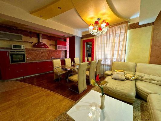 Продам трехкомнатную (3-комн.) квартиру, Мира пр-кт, 30, Комсомольск-на-Амуре г