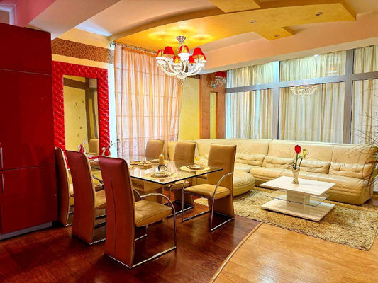 Продам трехкомнатную (3-комн.) квартиру, Мира пр-кт, 30, Комсомольск-на-Амуре г