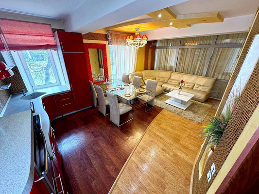 Продам трехкомнатную (3-комн.) квартиру, Мира пр-кт, 30, Комсомольск-на-Амуре г