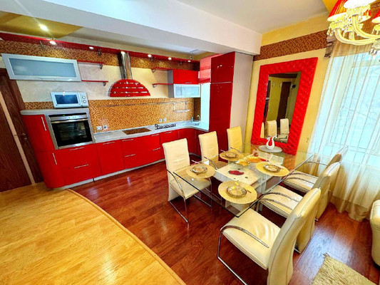 Продам трехкомнатную (3-комн.) квартиру, Мира пр-кт, 30, Комсомольск-на-Амуре г